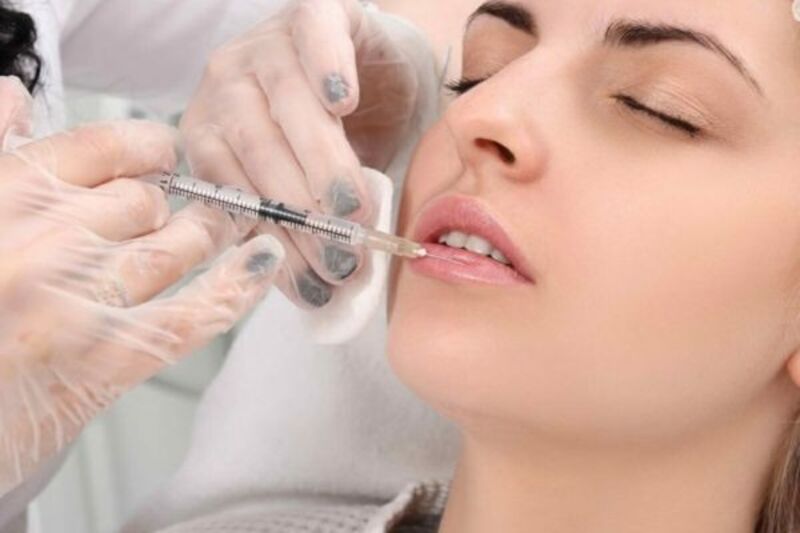 Filler chất lượng cao, tương thích tốt với cơ thể sẽ giúp môi nhanh ổn định, mềm mại và hạn chế vón cục. 