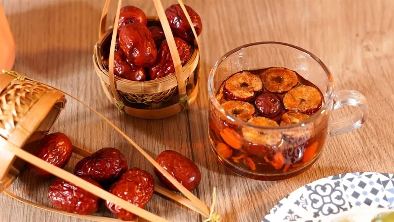 Trà táo đỏ kết hợp cùng kỷ tử và long nhãn là thức uống dưỡng nhan được nhiều người yêu thích.