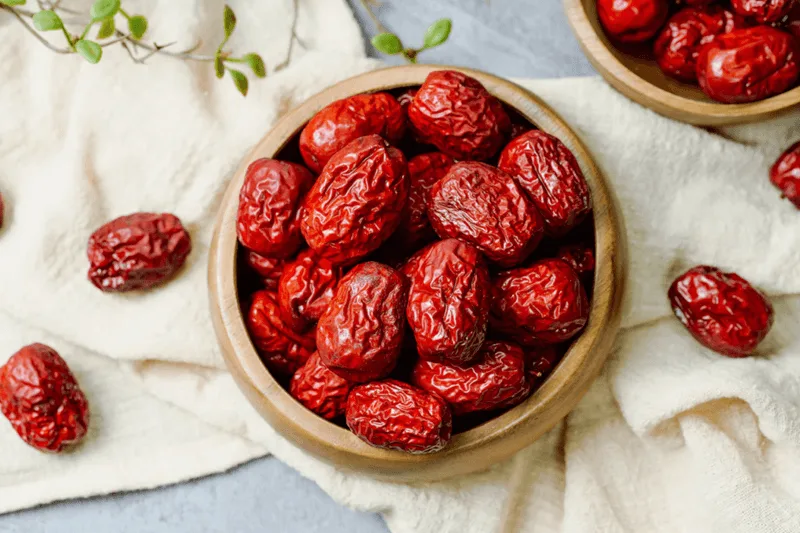 Táo đỏ là loại quả quen thuộc trong y học cổ truyền nhờ sở hữu nhiều giá trị dinh dưỡng vượt trội.