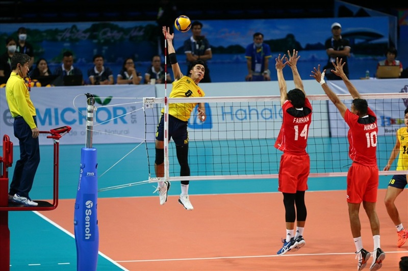 Sự khác biệt về chiều cao lưới giữa nội dung nam (2,43m) và nội dung nữ (2,24m).