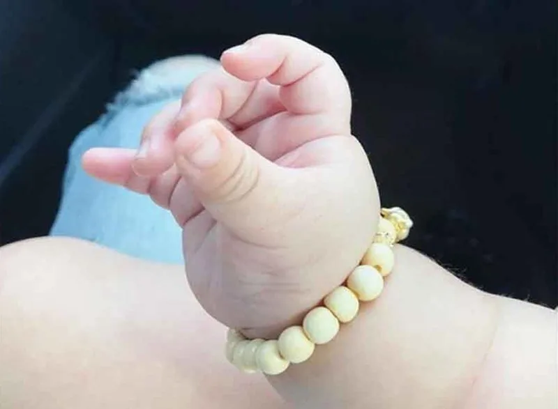 Vòng dâu tằm hoặc cành dâu đặt đầu giường giúp bảo vệ giấc ngủ của trẻ có vía yếu.