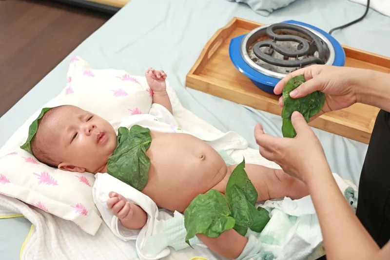 Phương pháp hơ ấm lá trầu không giúp bé ấm bụng và ít bị giật mình khi ngủ.