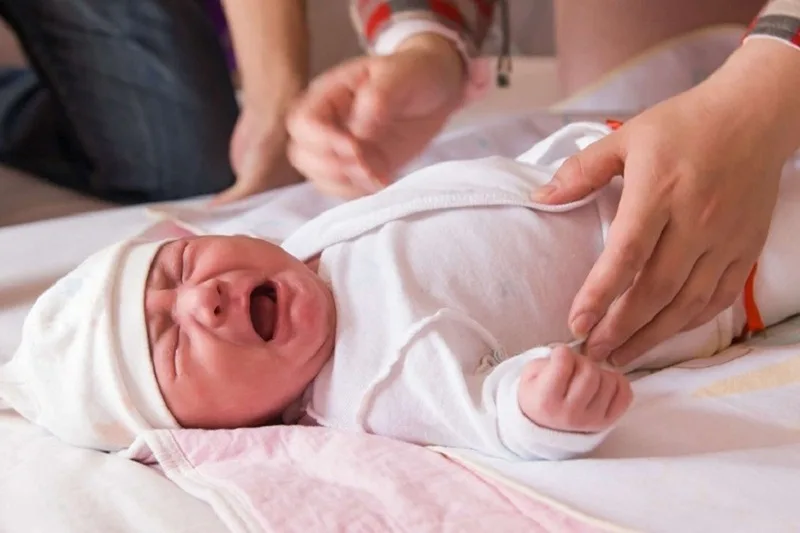 Cha mẹ cần lưu ý yếu tố an toàn và tránh mê tín dị đoan khi áp dụng các mẹo dân gian.