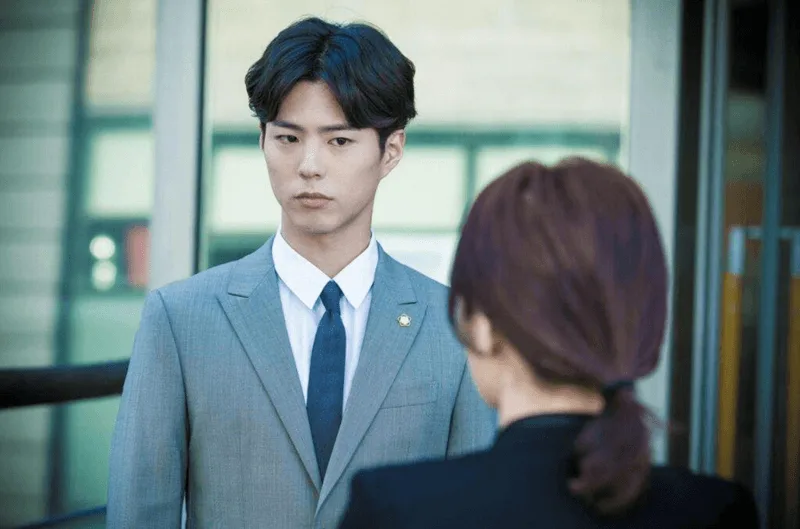 Ánh mắt sắc lạnh đầy ám ảnh của Park Bo-gum khi thử sức với vai phản diện phản tâm lý.