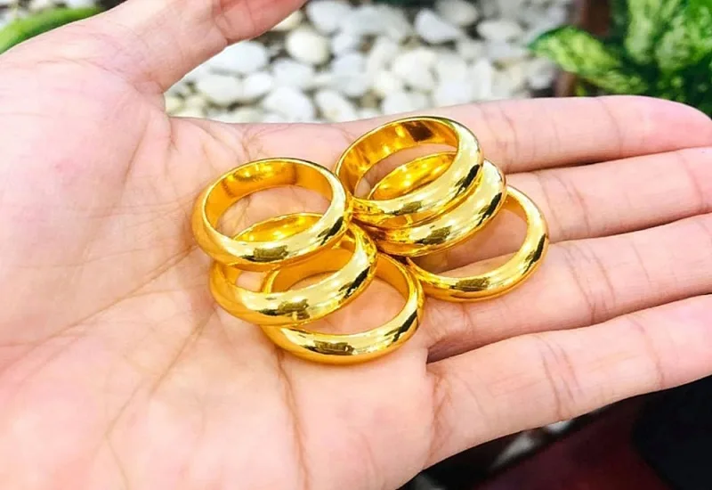 Người dân chủ động cập nhật tin tức chính thống để lựa chọn thời điểm mua vàng tối ưu.