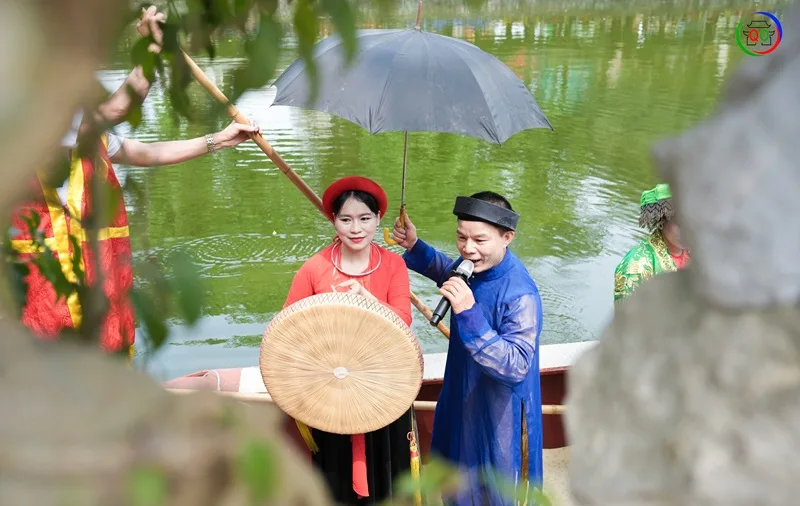 Khung cảnh thơ mộng khi các liền anh, liền chị hát Quan họ trên thuyền rồng tại hồ Vân Tương.