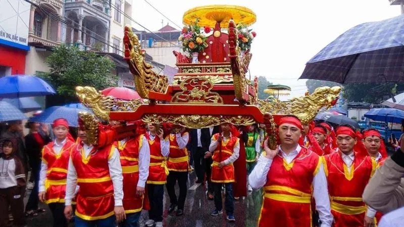 Nghi thức rước sắc và tế lễ trang nghiêm theo lề lối cổ truyền tại các đình làng lân cận.