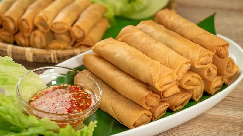 Món chả giò chay giòn rụm với phần nhân ngũ sắc đậm đà là điểm nhấn hấp dẫn cho mâm cỗ gia đình.