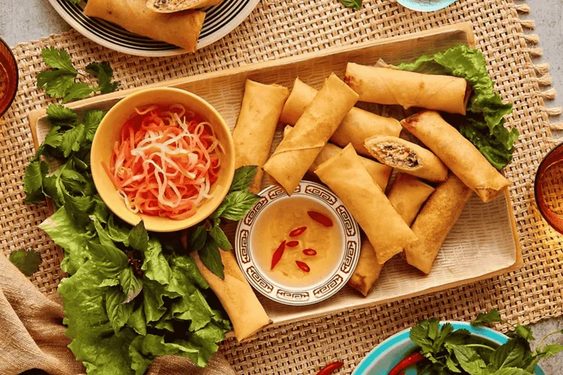 Kỹ thuật cuốn chả giò chay vừa tay giúp cuốn chả thon đẹp và không bị vỡ nhân khi chiên.