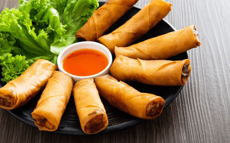 Chiên hai lửa là bí quyết vàng giúp lớp vỏ chả giò chay giòn tan và ép sạch dầu thừa bên trong.