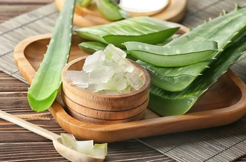 Ngâm thịt nha đam với nước muối loãng và chanh tươi để loại bỏ hoàn toàn nhựa độc gây châm chích.
