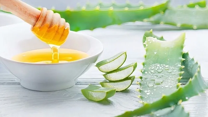 Mặt nạ nha đam kết hợp mật ong nguyên chất giúp xoa dịu vùng da sưng tấy và kháng khuẩn mụn.