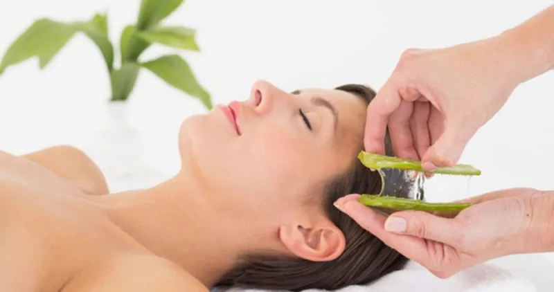 Thư giãn với mặt nạ nha đam trong khoảng 15 - 20 phút để da hấp thu trọn vẹn dưỡng chất.