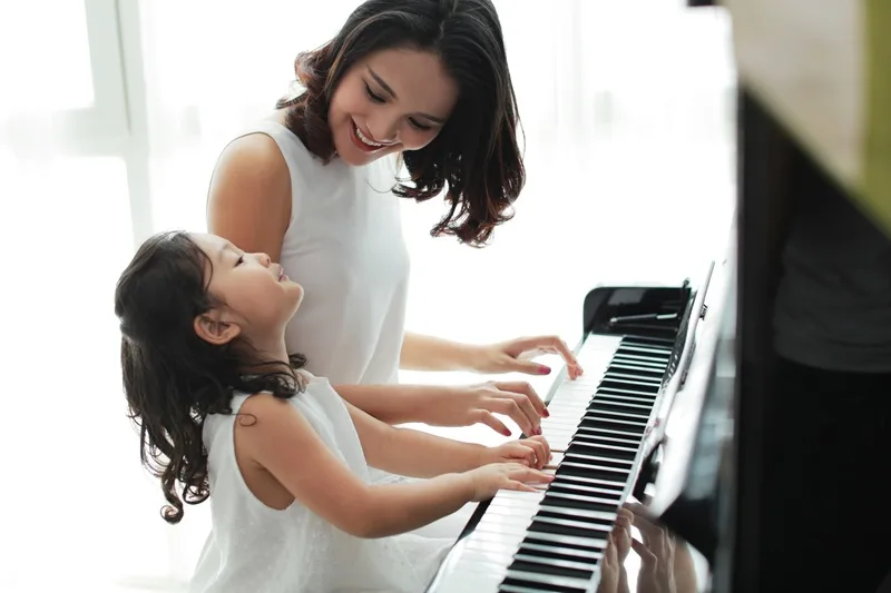Sự khác biệt giữa hợp âm Trưởng mang sắc thái tươi sáng và hợp âm Thứ mang cảm xúc trầm lắng.