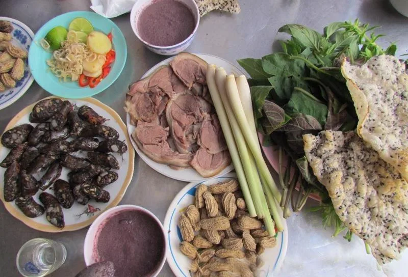 Thịt chó và mực là hai món ăn đứng đầu danh sách đen cần kiêng ăn ngày đầu tháng.
