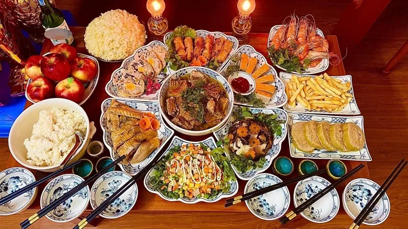 Chuẩn bị mâm cúng và ăn uống thanh sạch ngày mùng 1 là nét văn hóa tâm linh của người Việt.