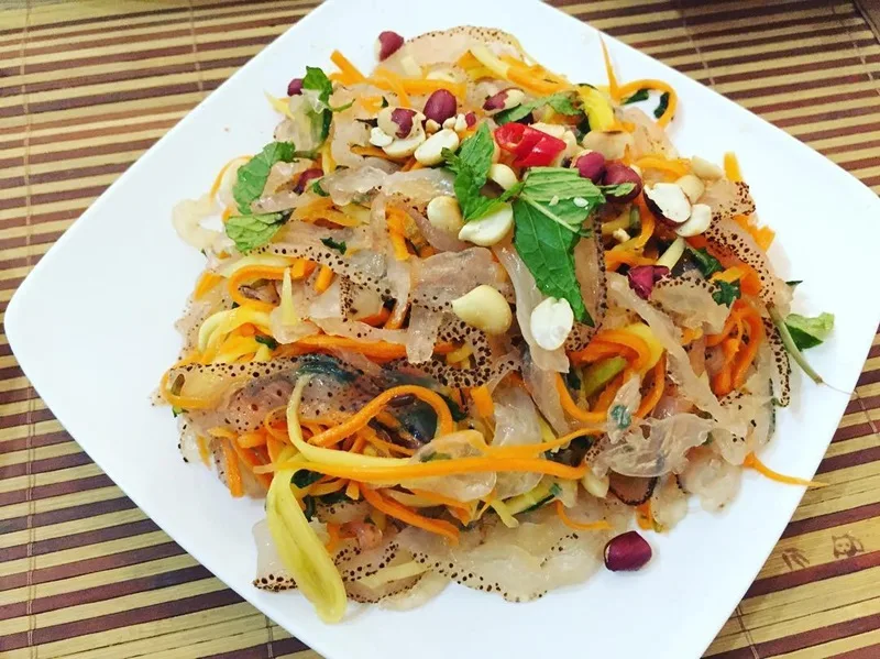 Món nộm sứa chua ngọt, giòn sần sật thanh mát cho mâm cơm gia đình.