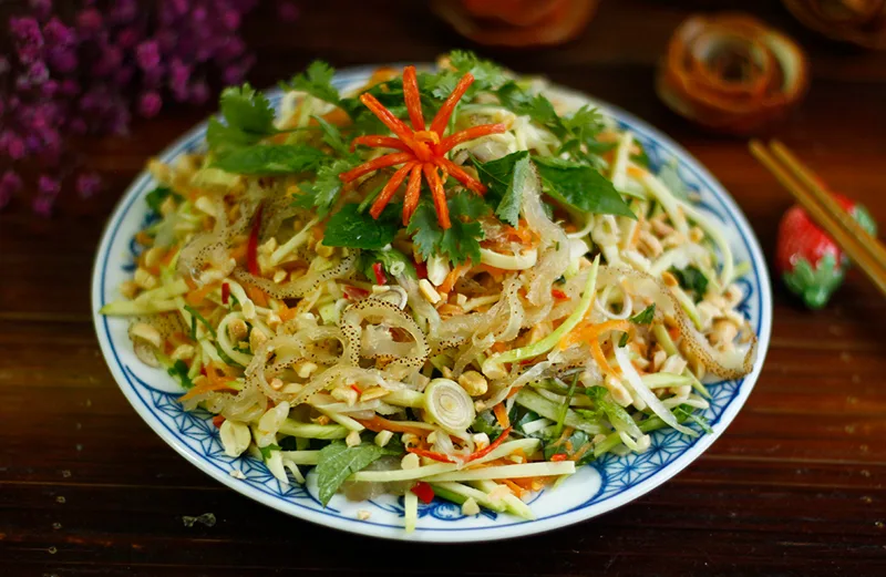 Thưởng thức nộm sứa cùng bánh đa nướng hoặc phồng tôm chiên giòn rụm.