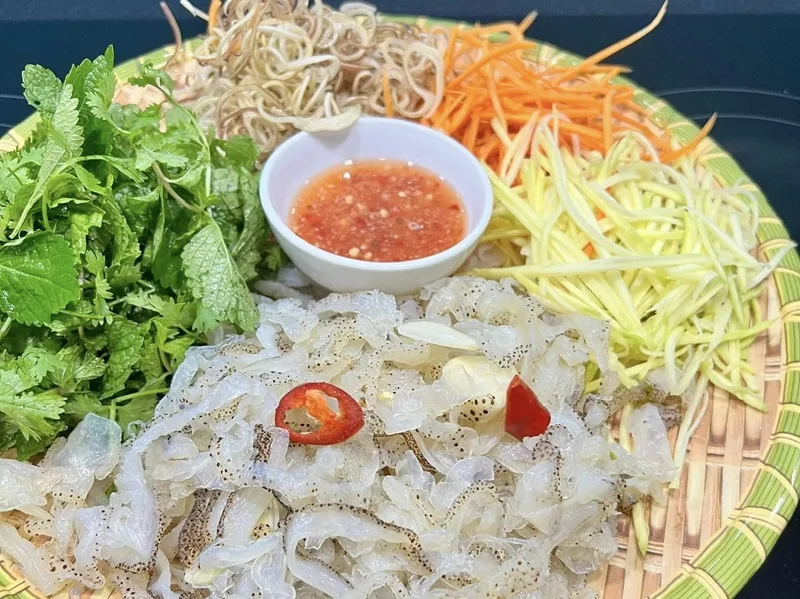 Nguyên liệu tươi ngon bao gồm sứa biển, xoài xanh, cà rốt và các loại rau thơm.