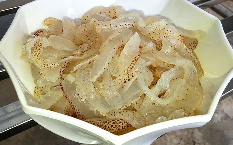 Sơ chế sứa đúng cách giúp sứa giữ trọn độ giòn mọng và tuyệt đối không chảy nước.