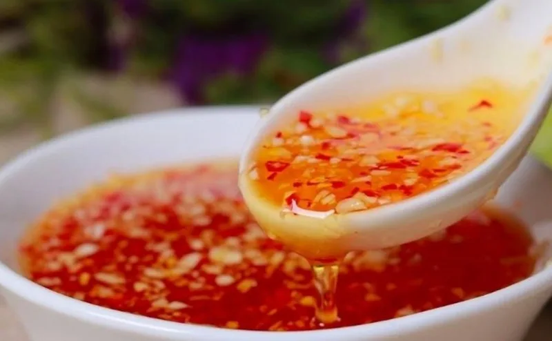 Nước mắm trộn chua cay mặn ngọt là chìa khóa tạo nên hương vị đậm đà.