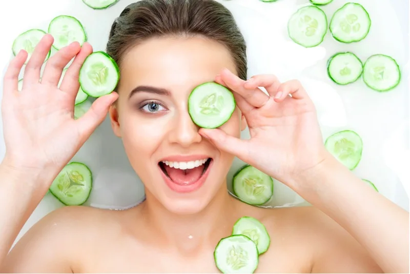 Đắp dưa leo lên mặt là phương pháp làm đẹp tự nhiên giúp cấp ẩm và phục hồi làn da tươi mát.v