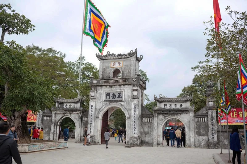 Toàn cảnh không gian cổ kính và trang nghiêm của khu di tích Đền Trần Nam Định.