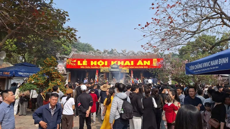 Du khách thập phương thành kính dâng hương và xin ấn cầu bình an đầu năm.