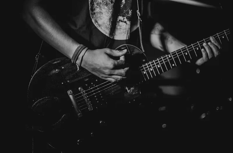 Tiếng guitar điện méo tiếng và các đoạn riff là "vũ khí" tối thượng của metal.