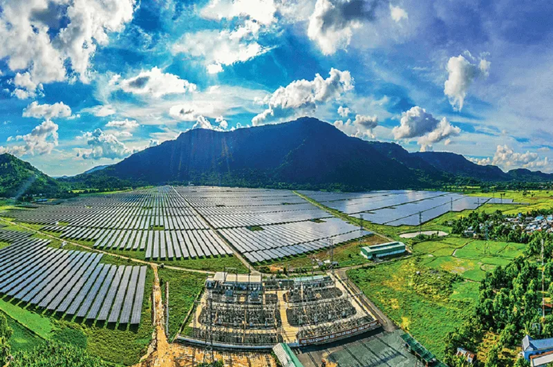 Ứng dụng năng lượng tái tạo và công nghệ xử lý rác thải hiện đại giúp bảo vệ môi trường.