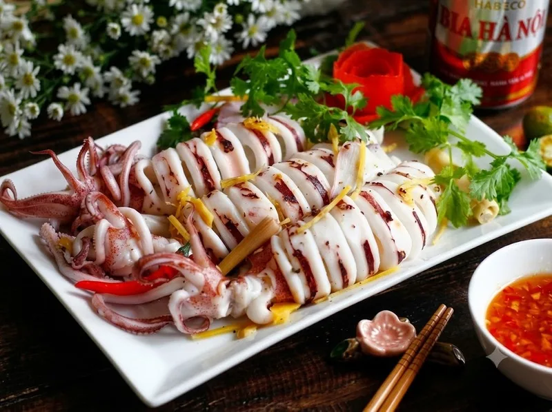 Mực hấp bia giữ vị giòn ngọt và tạo hương thơm đặc trưng