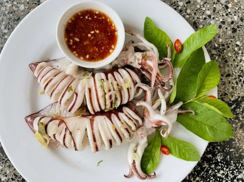 Mực hấp lá ổi có hương mộc mạc và vị chát nhẹ lạ miệng